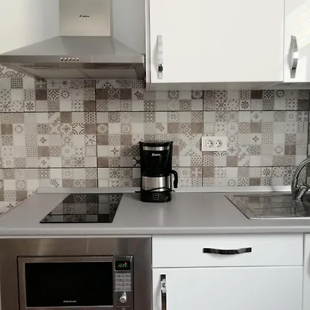 Homeforguest Island 201 Modern & Minimalist Apartman